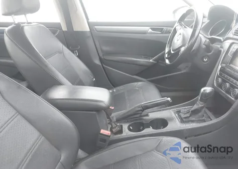 2016 Volkswagen Passat 1.8T R-Line из США, поврежденный, VIN 1VWAT7A37GC042880